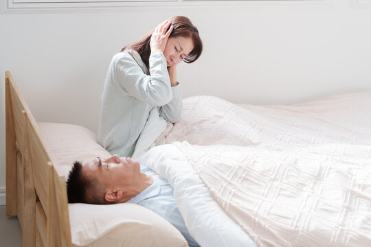 いびきや歯ぎしりがうるさいシニア男性