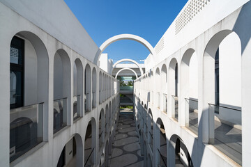 Naklejka premium White arched architectural corridor under blue sky