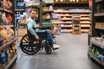 Obraz premium Customer using wheelchair shopping groceries in supermarket
