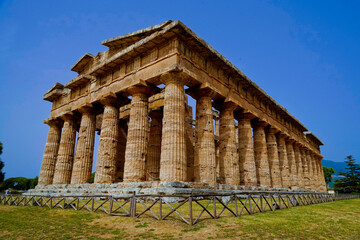 Fototapeta premium La magnificenza dei templi e degli scavi archeologici dell'antica città greca di Paestum, Italia, Campania, Salerno