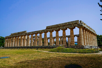 La magnificenza dei templi e degli scavi archeologici dell'antica città greca di Paestum, Italia,...
