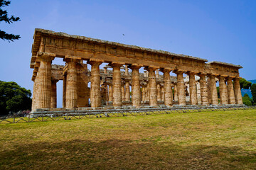 Fototapeta premium La magnificenza dei templi e degli scavi archeologici dell'antica città greca di Paestum, Italia, Campania, Salerno