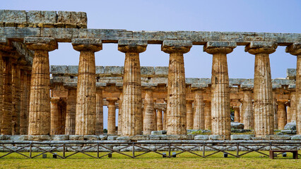 Fototapeta premium La magnificenza dei templi e degli scavi archeologici dell'antica città greca di Paestum, Italia, Campania, Salerno