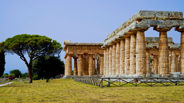 La magnificenza dei templi e degli scavi archeologici dell'antica citt&agrave; greca di Paestum, Italia, Campania, Salerno