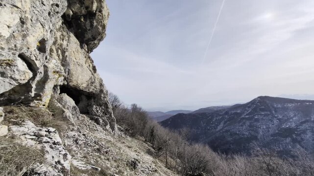 L'entrata della grotta sul monte