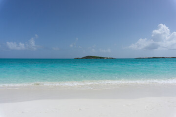 Fototapeta premium Turquoise ocean and white sandy beach with gentle waves