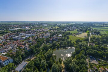 Fototapeta premium Luftaufnahme der niederbayerischen Stadt Straubing an der Donau im Sommer