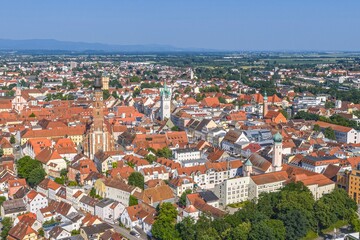 Fototapeta premium Luftaufnahme der niederbayerischen Stadt Straubing an der Donau im Sommer