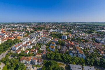 Obraz premium Luftaufnahme der niederbayerischen Stadt Straubing an der Donau im Sommer