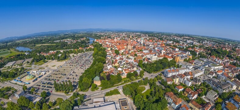 Ausblick auf Straubing, zentrale Stadt der G&auml;uboden-Landschaft in Ostbayern
