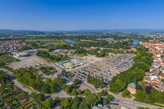 Ausblick auf Straubing, zentrale Stadt der G&auml;uboden-Landschaft in Ostbayern