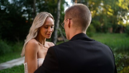 Fototapeta premium Newlywed couple sharing an intimate moment on a park bench