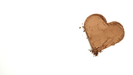 Brązowe serce utworzone z pyłu kakaowego © tomo81