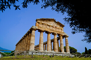 Fototapeta premium La magnificenza dei templi e degli scavi archeologici dell'antica città greca di Paestum, Italia, Campania, Salerno