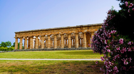 Obraz premium La magnificenza dei templi e degli scavi archeologici dell'antica città greca di Paestum, Italia, Campania, Salerno