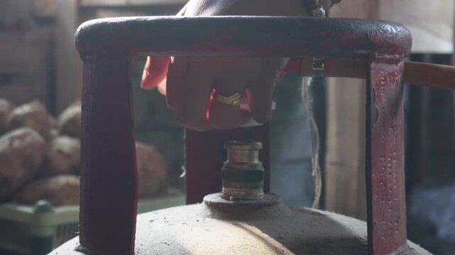 Connecting LPG Cylinder Regulator Valve
