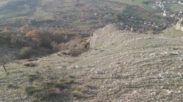 drone, vista dal Monte Tubenna del golfo di Salerno e montagne all&rsquo;alba (Campania, Italia)
