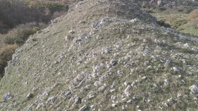 drone, vista dal Monte Tubenna del golfo di Salerno e montagne all&rsquo;alba (Campania, Italia)

