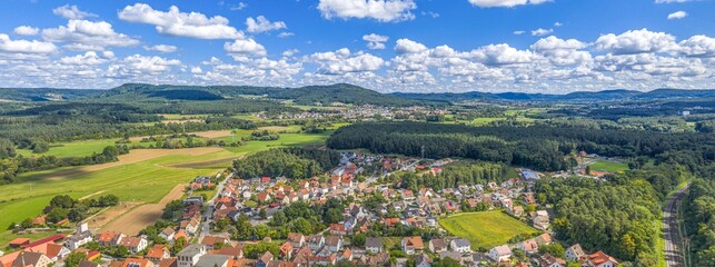 Ausblick auf die mittelfränkische Ortschaft Ottensoos im Pegnitztal in der Hersbrucker Schweiz