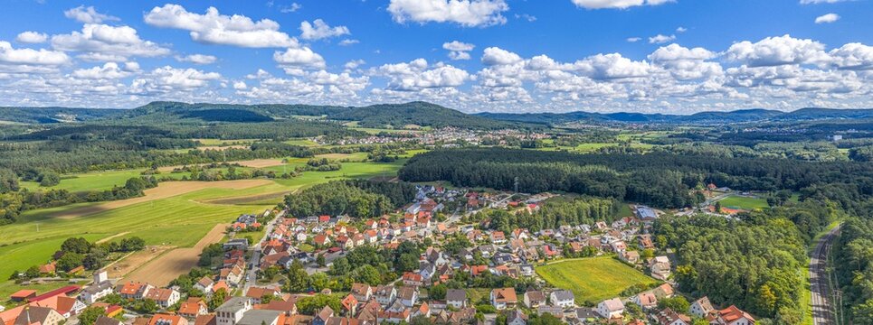 Ausblick auf die mittelfr&auml;nkische Ortschaft Ottensoos im Pegnitztal in der Hersbrucker Schweiz