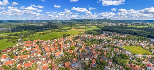 Ausblick auf die mittelfr&auml;nkische Ortschaft Ottensoos im Pegnitztal in der Hersbrucker Schweiz