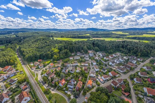 Ausblick auf die mittelfr&auml;nkische Ortschaft Ottensoos im Pegnitztal in der Hersbrucker Schweiz