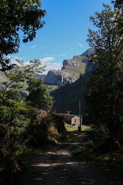 Camino a casa de campo en los valles pasiegos 