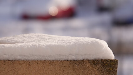 Śnieg pokrywający mur na balkonie © tomo81