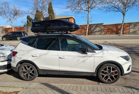 Vista lateral de un autom&oacute;vil Seat Arona con cofre de techo aparcado en una calle de Madrid, Espa&ntilde;a, 10 de enero de 2026