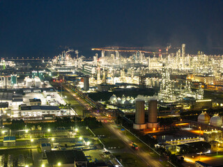 Obraz premium Illuminated oil refinery at twilight