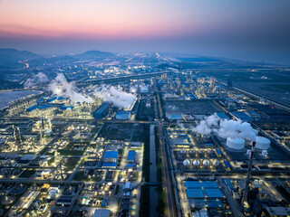 Obraz premium Illuminated oil refinery at twilight