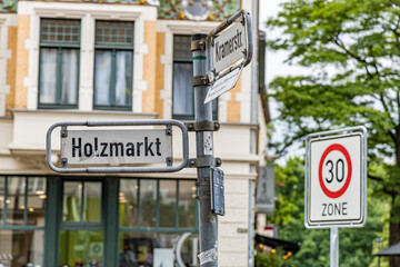Obraz premium A street sign in Hanover Germany with the word Holzmarkt on it is next to a sign that says 30
