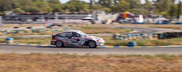 Obraz premium racing car. motorsport. circuit racing. dangerous moments on the track. high vehicle speed. sharp turn. demolition of wheels.