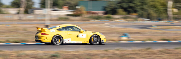 Obraz premium racing car. motorsport. circuit racing. dangerous moments on the track. high vehicle speed. sharp turn. demolition of wheels.