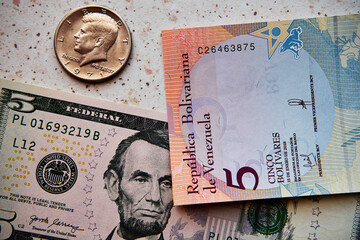 boliwar wenezuelski i dolar amerykański ,pieniądze  © Marcin Łazarczyk