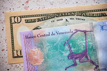 boliwar wenezuelski i dolar amerykański ,pieniądze  © Marcin Łazarczyk