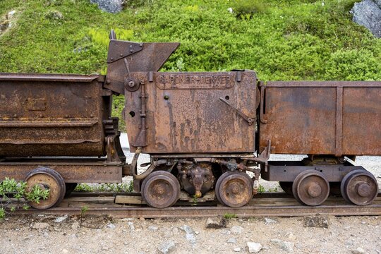 Old rusted mine trucks from the former Gold Mine Independence Mine in mountainous landscape, Independence Mine State Historical Park, Hatcher Pass, Talkeetna Mountains, Alaska, USA