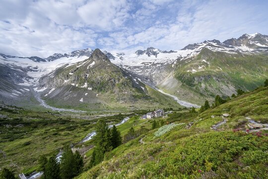Picturesque mountain landscape, mountain hut Berliner H&uuml;tte, mountain summit Steinmandl, summit Gro&szlig;er M&ouml;seler and glacier Waxeggkees and Hornkees, Berliner H&ouml;henweg, Zillertal Alps, Zillertal, Tyrol, Austria