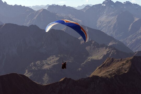 Paragliders on the Nebelhorn, near Oberstdorf, Oberallg&auml;u, Bavaria, Germany