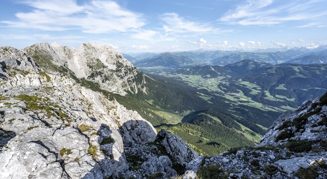 Crossing the Hackenk&ouml;pfe, rocky mountains of the Kaisergebirge, Wilder Kaiser, Kitzb&uuml;hel Alps, Tyrol, Austria