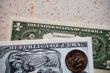 peso kubańskie i dolar amerykański,pieniądze  © Marcin Łazarczyk