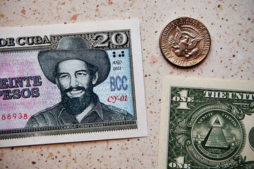 peso kubańskie i dolar amerykański,pieniądze  © Marcin Łazarczyk