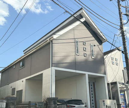 片流れ屋根と窯業系サイディング外壁の戸建て住宅
