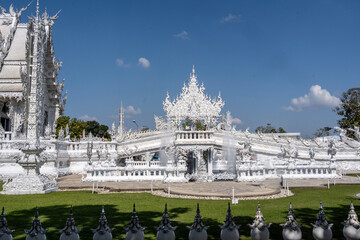 Obraz premium white temple against the blue sky in the vicinity of Chiang Mai