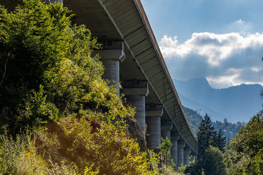 viadotto autostradale lungo una vallata tra delle montagne, in Italia, di giorno, in estate con meteo sereno