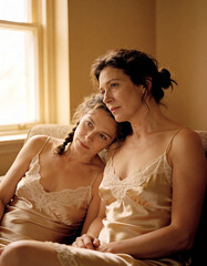 Zwei Frauen in Unterw&auml;sche im Wohnzimmer