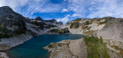 Obraz premium Alpine Lake Crater Amid Rugged Peaks in British Columbia, Canada