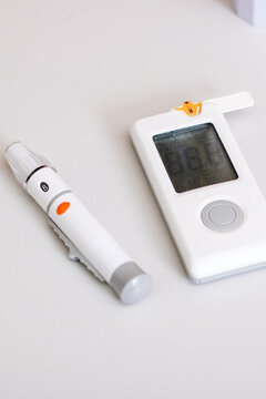 Digital glucose monitor setup, Setting up home glucose testing with portable device and display