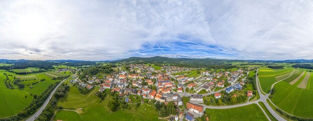 Fototapeta premium Ausblick auf die Gemeinde Kirchdorf im Wald im niederbayerischen Kreis Regen