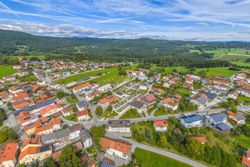 Fototapeta premium Ausblick auf die Gemeinde Kirchdorf im Wald im niederbayerischen Kreis Regen